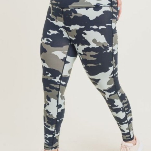 Plus Size Camo Leggings - Picture 5 of 6